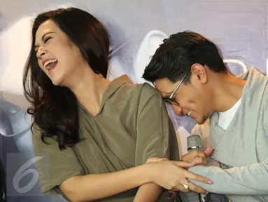 Afgan dan Raisa saat melakukan konferensi pers Launching single "percayalah" di cafe kawasan jakarta pusat, Senin (21/12). Single "percayalah" ini diciptakan oleh afgan dan raisa. (Liputan6.com/Herman Zakharia)