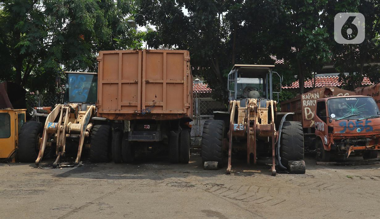 Tumpukan bangkai kendaraan dinas di Kantor Dinas Lingkungan Hidup DKI, Kramat Jati, Jakarta, Rabu (4/11/2020). Puluhan kendaraan tidak layak pakai, bekas kecelakaan dan rusak yang terdiri dari truk sampah, toilet mobile serta bus dinas itu milik Dinas Lingkungan Hidup. (Liputan6.com/Herman Zakharia)