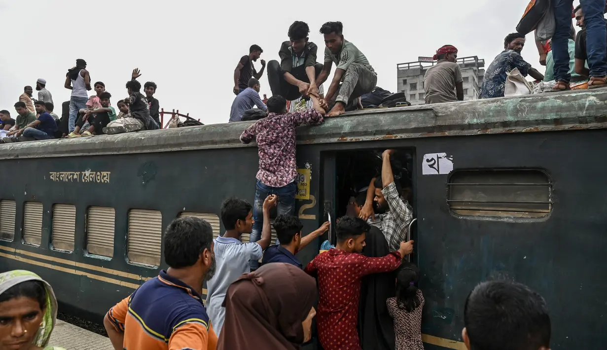 Menjelang Idul Adha, jutaan warga Bangladesh memadati terminal bus, stasiun kereta, dan bandara untuk menuju ke kampung halaman mereka. (MUNIR UZ ZAMAN / AFP)