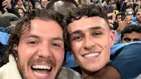 Selfie Phil Foden dengan Mas-Mas Random dari Italia