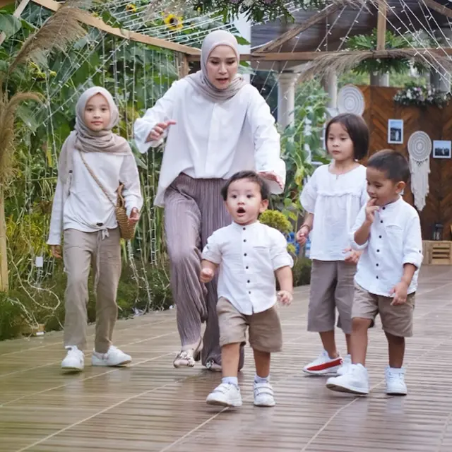 Zaskia Adya Mecca bersama anak-anaknya. (Foto: Dok. Instagram @zaskiadyamecca)