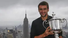 Petenis Kroasia, Marin Cilic, berpose dengan trofi US Open di Top of the Rock Observation Deck di Rockefeller Center, New York, (9/9/2014). (REUTERS/Shannon Stapleton)