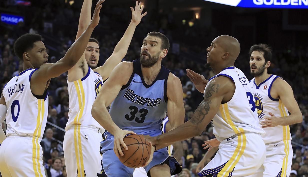 Pemain Memphis Grizzlies, Marc Gasol (33)  mencoba keluar dari kepungan para pemain Warriors pada laga NBA basketball games di ORACLE Arena, Oakland (20/12/2017). Warriors menang 97-84. (AP/Ben Margot)
