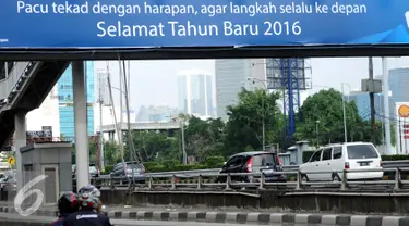 Pengendara motor melintas di Jalan Gatot Subroto, Jakarta, Jumat (1/1/2016). Di hari libur, usai perayaan pergantian tahun 2016, sejumlah ruas jalan protokol di Jakarta terlihat lengang. (Liputan6.com/Helmi Fithriansyah)