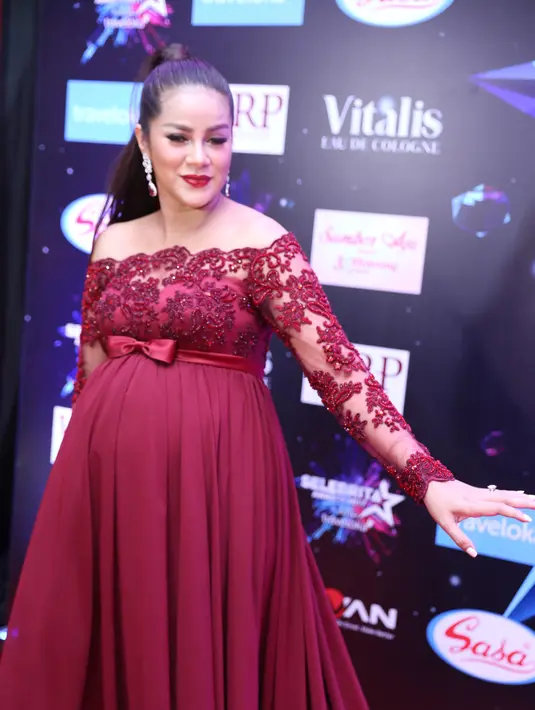 Setelah menjalani operasi cesar melahirkan bayinya, Olla pun belum bisa dimintai keterangan lantaran masih dalam tahap pemulihan. Hanya Aufar, sang suami yang mewakilinya untuk memberi sedikit keterangan. (Adrian Putra/Bintang.com)