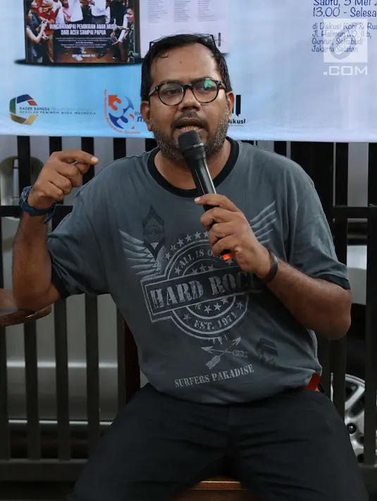 Aktivis HAM Haris Azhar menjelaskan dalam bedah buku dan diskusi bertajuk “20 Tahun Reformasi di Mata Kaum Muda”, Jakarta, Sabtu (5/5). Acara mengulas mengenai peran generasi muda Indonesia sebagai insan penerus bangsa. (Liputan6.com/Immanuel Antonius)