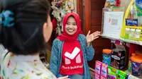 Pertumbuhan di divisi Online to offline BUKA didorong oleh peningkatan dalam campuran produk dan ragam penawaran layanan yang lebih luas bagi para Mitra. Hal ini salah satunya dirasakan oleh Tati Maryati, Mitra asal Bandung. (Foto: Bukalapak).