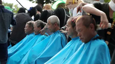 Warga Seongju beramai-ramai mencukur rambut saat protes terhadap keputusan pemerintah yang menempatkan alat pertahanan anti rudal AS Terminal High Altitude Area Defence (THAAD) di Seongju, Korea Selatan, Senin (15/8).( Reuters/Kim Jun- beom)