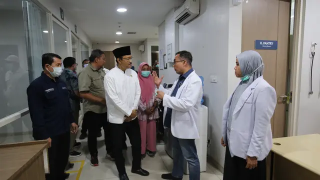 Menteri Sosial (Mensos) Saifullah Yusuf memberikan santunan kepada para korban meninggal dan luka di kediaman salah satu korban aksi demo berujung ricuh di Makassar, Sulawesi Selatan.