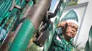 Dua gerbang kantor DPP PPP digembok dan dijaga Satgas Angkatan Muda Ka'bah (AMK), Jakarta, (17/9/14). (Liputan6.com/Faizal Fanani) 