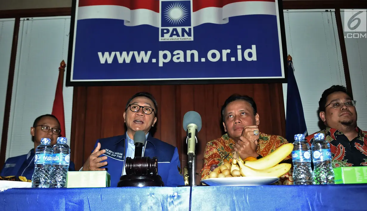 Ketua Umum PAN Zulkifli Hasan (dua kiri) memberi sambutan saat menerima Ketua Bawaslu Abhan (dua kanan) di Kantor DPP PAN, Jakarta, Kamis (5/7). Bawaslu mensosialisasikan pengawasan dan pencalonan Pileg dan Pilpres 2019. (Merdeka.com/Iqbal S. Nugroho)