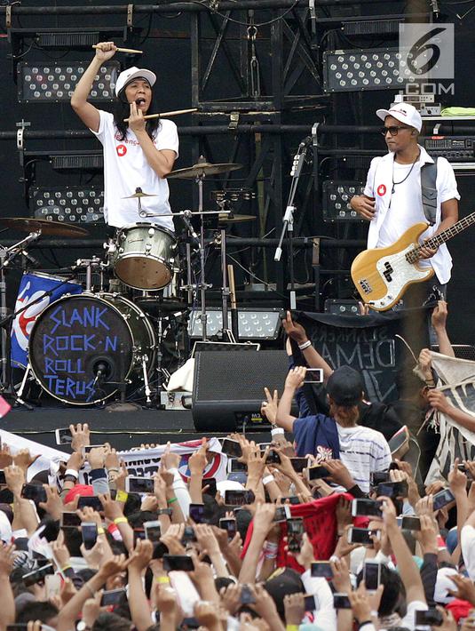 FOTO Penampilan SLANK Gebrak Panggung Konser Putih Bersatu