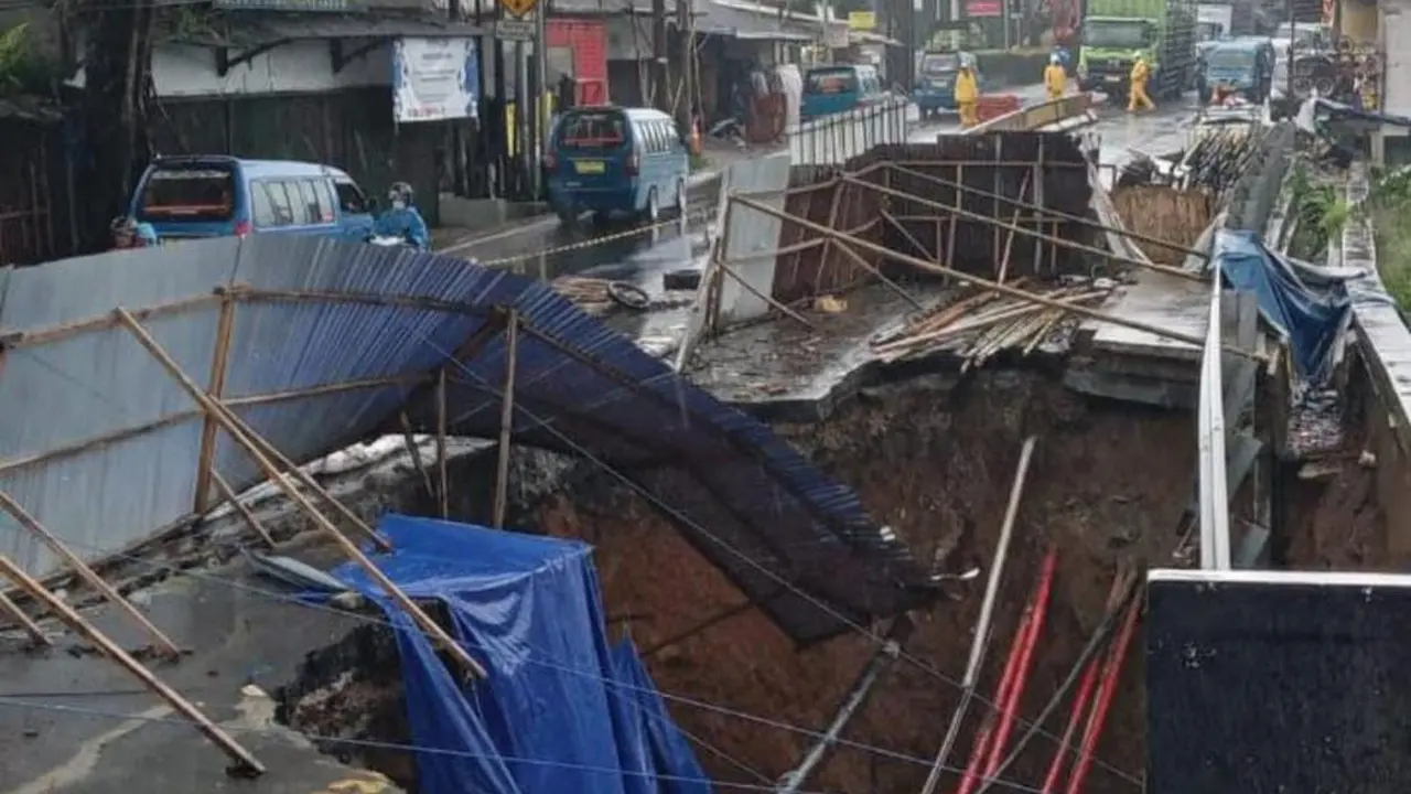 Ruas lintas nasional yang menjadi penghubung Bogor dengan Sukabumi amblas, Jumat (24/2/2023) pagi