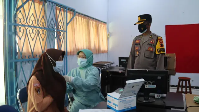 Gerai Vaksin TNI-Polri untuk mendukung percepatan vaksinasi Covid-19 di tingkat pelajar di Pemalang. (Foto: Liputan6.com/Humas Polres Pemalang)
