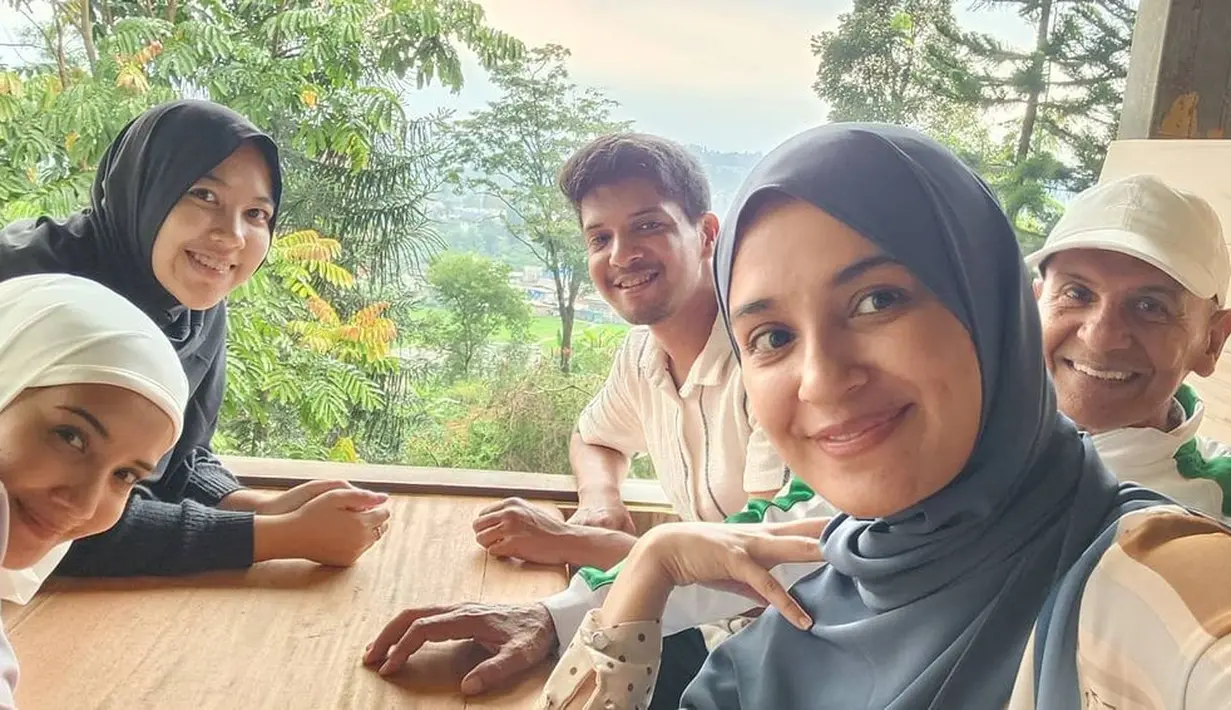 Santi merupakan perempuan kelahiran 1994. Sedangkan anak sambungnya, Zaskia lahir pada 1990 dan Shireen pada tahun 1992. [Instagram/santiasokamala]