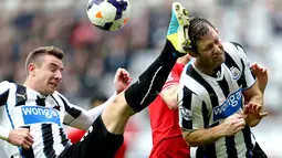 Bek Newcastle United menendang kepala rekan satu timnya Mike Williamson (Kanan) pada pertandingan Liga Premier Inggris antara Newcastle United vs Liverpool di St James 'Park, Inggris (19/10/2013). (AFP/Ian Macnicol)