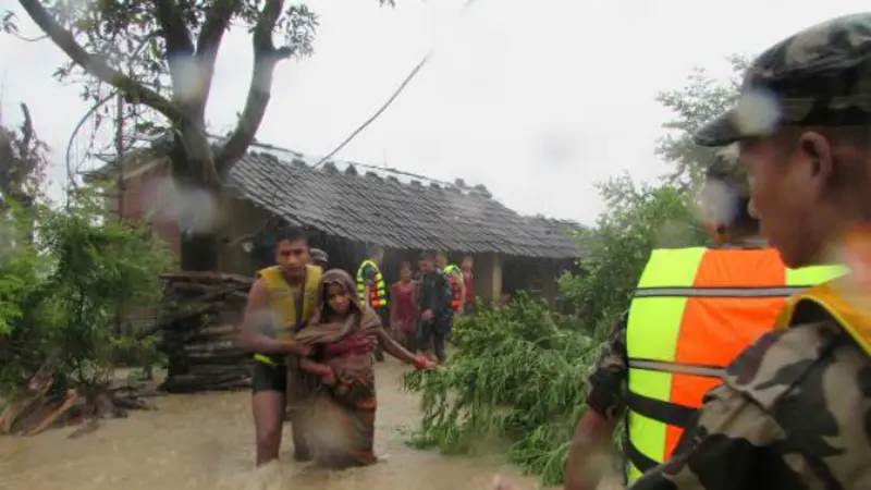 Personel tentara membantu korban banjir di Kapilvastu, Nepal
