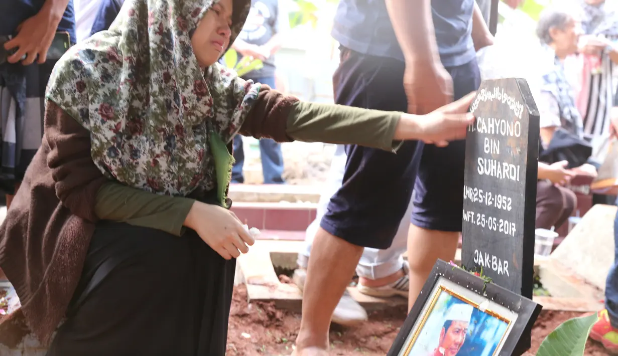 Keluarga sahabat, tetangga dan teman pelawak grup Srimulat turut mengantarkan Cahyono ke peristirahatan terakhirnya di TPU Komplek TVRI. Almarhum meninggal Kamis (25/5) sekitar pukul 12.00 WIB. Hari ini juga langsung dimakamkan. (Adrian Putra/Bintang.com)