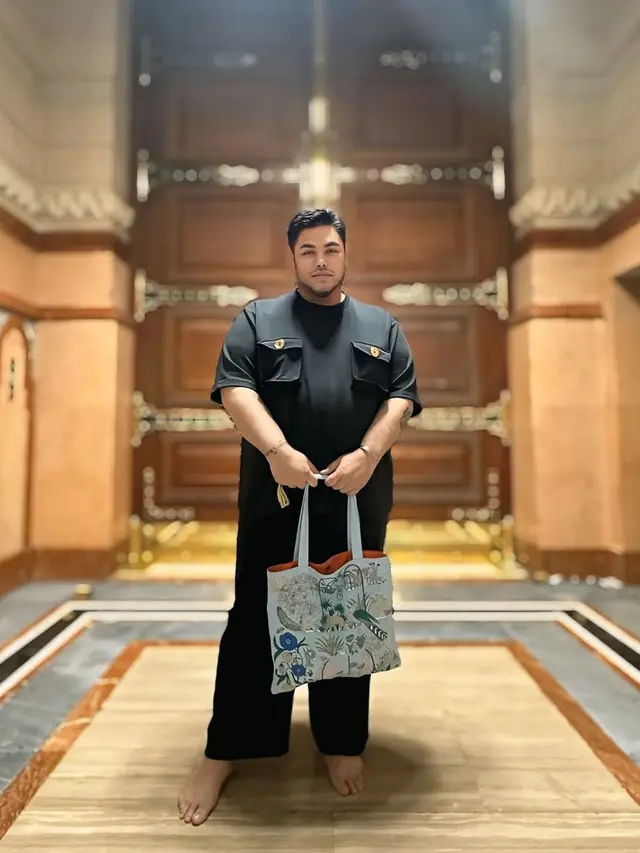Outfit Ivan Gunawan saat di Tanah Suci, Selalu Modis (Foto: Instagram @ivan_gunawan)