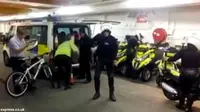 [VIDEO] Goyang Harlem Shake, 6 Polisi Skotlandia Dihukum