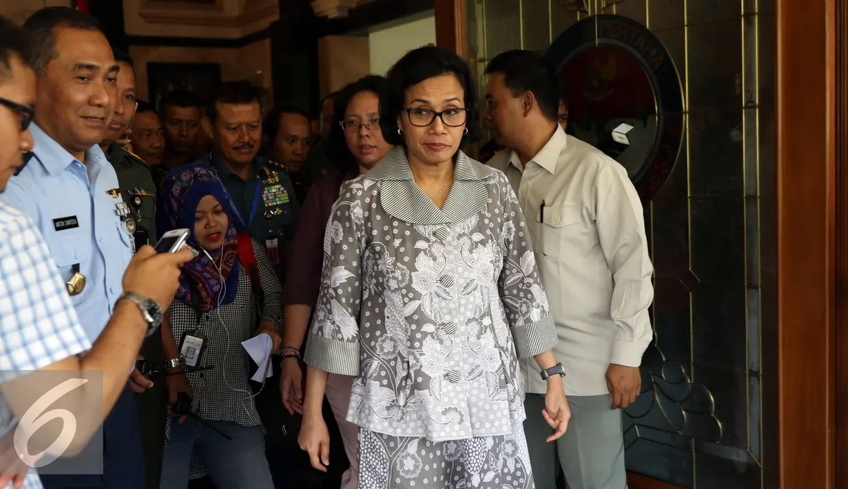 Menteri Keuangan, Sri Mulyani Indrawati (tengah) usai mengikuti Rapim Kemenhan RI tahun 2017 di Jakarta, Kamis (12/1). Rapat dihadiri sejumlah menteri serta Kepala Staff Angkatan dan berlangsung tertutup. (Liputan6.com/Helmi Fithriansyah) 