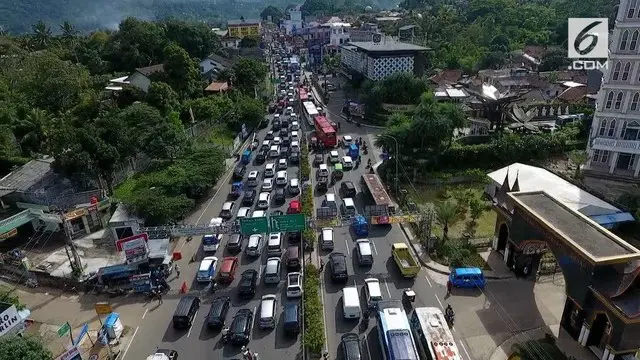 Libur kenaikan Isa Al Masih membuat sebagian warga berlibur ke luar kota. Salah satu kawasan yag dituju adalah Puncak, Bogor.
