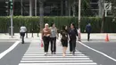 Pejalan kaki sedang menyebrang di pelican crossing di kawasan Thamrin, Jakarta, Minggu (29/7). Pelican crossing di kawasan Thamrin sudah bisa di gunakan pengganti JPO yang akan dibongkar. (Liputan6.com/Herman Zakharia)