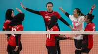 Pemain Voli Indonesia melakukan selebrasi saat melawan Thailand pada laga Asian Games 2018 di Volley Indoor, GBK, Jakarta, Senin (27/8/2018). Indonesia kalah 1-3 dari Thailand. (Bola.com/Vitalis Yogi Trisna)