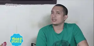 Giovanni L Tobing harus menggunakan bahasa Jawa dalam sinetron Orang-Orang Kampung Duku. Ia mengaku, mendiang Basuki yang berperan di Si Doel Anak Sekolahan menjadi inspirasinya untuk belajar bahasa Jawa. 