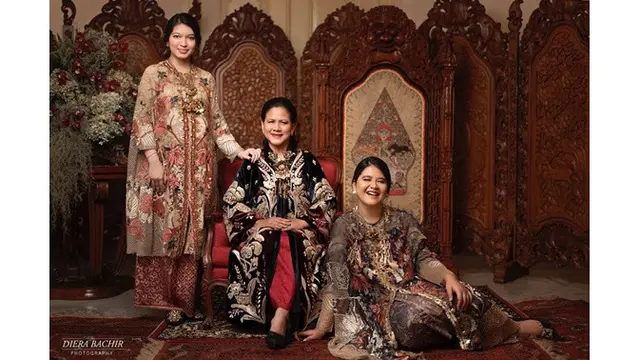 6 Gaya Pemotretan Iriana Jokowi, Kahiyang dan Selvi Ananda, Anggun dan Memesona