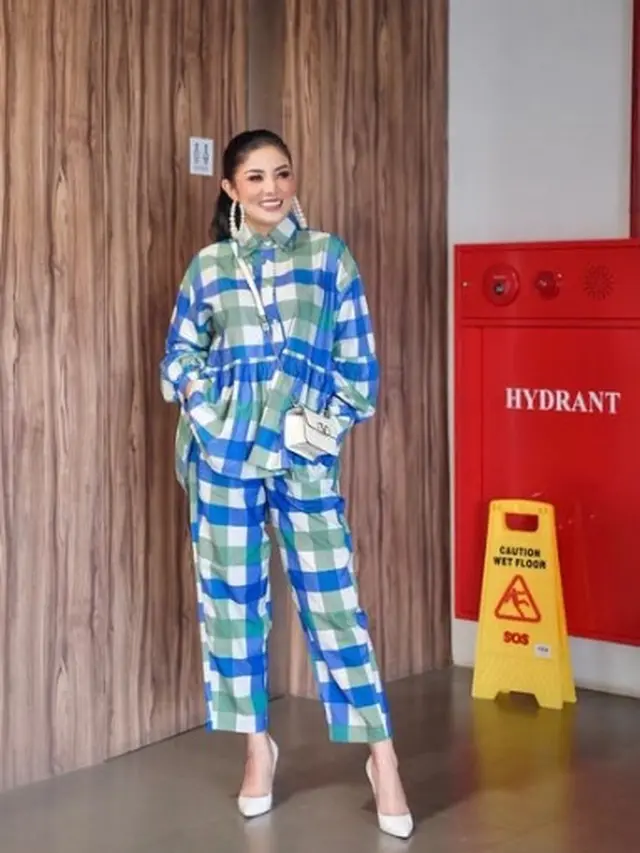 6 Penampilan Nindy Ayunda Berbalut Busana Penuh Warna dan Corak