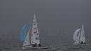 Pelayar asal Malaysia dan Pakistan mengatur arah saat mengikuti Asian Sailing Championship di Laut Jakarta, Senin (25/6/2018). Turnamen ini merupakan uji kesiapan jelang Asian Games XVIII. (Bola.com/Vitalis Yogi Trisna)