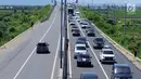 Sejumlah kendaraan antri menuju Simpang Tiga Keluar Tol Brebes, Jawa Tengah, Sabtu (23/12). Memasuki libur panjang Natal 2017, arus lalu lintas di Simpang Tiga Keluar Tol Brebes terlihat ramai lancar. (Liputan6.com/Helmi Fithriansyah)