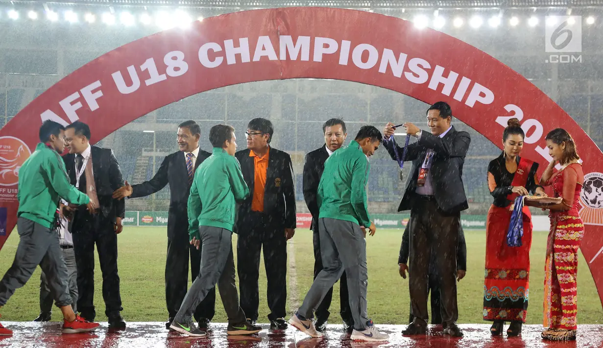 Pemain timnas Thailand U-19 menerima medali emas saat seremoni pemberian medali usai partai final Piala AFF U-18 2017 di Myanmar, Minggu (17/9). Thailand menjadi juara Piala AFF U-18 2017 usai mengalahkan Malaysia 2-0. (Liputan6.com/Yoppy Renato)
