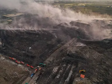 Asap membumbung tinggi dari tumpukan sampah yang terbakar di Tempat Pembuangan Akhir (TPA) Jatiwaringin, Kabupaten Tangerang, Banten, Selasa (07/07/2026). (KLY/ Arie Basuki)