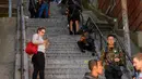Pengunjung memadati tangga di kawasan Bronx, New York, 23 Oktober 2019. Tangga yang terletak tepat di West 167th Street itu menjadi buruan wisatawan, terutama para penggemar film Joker yang ingin berfoto. (Don Emmert / AFP)