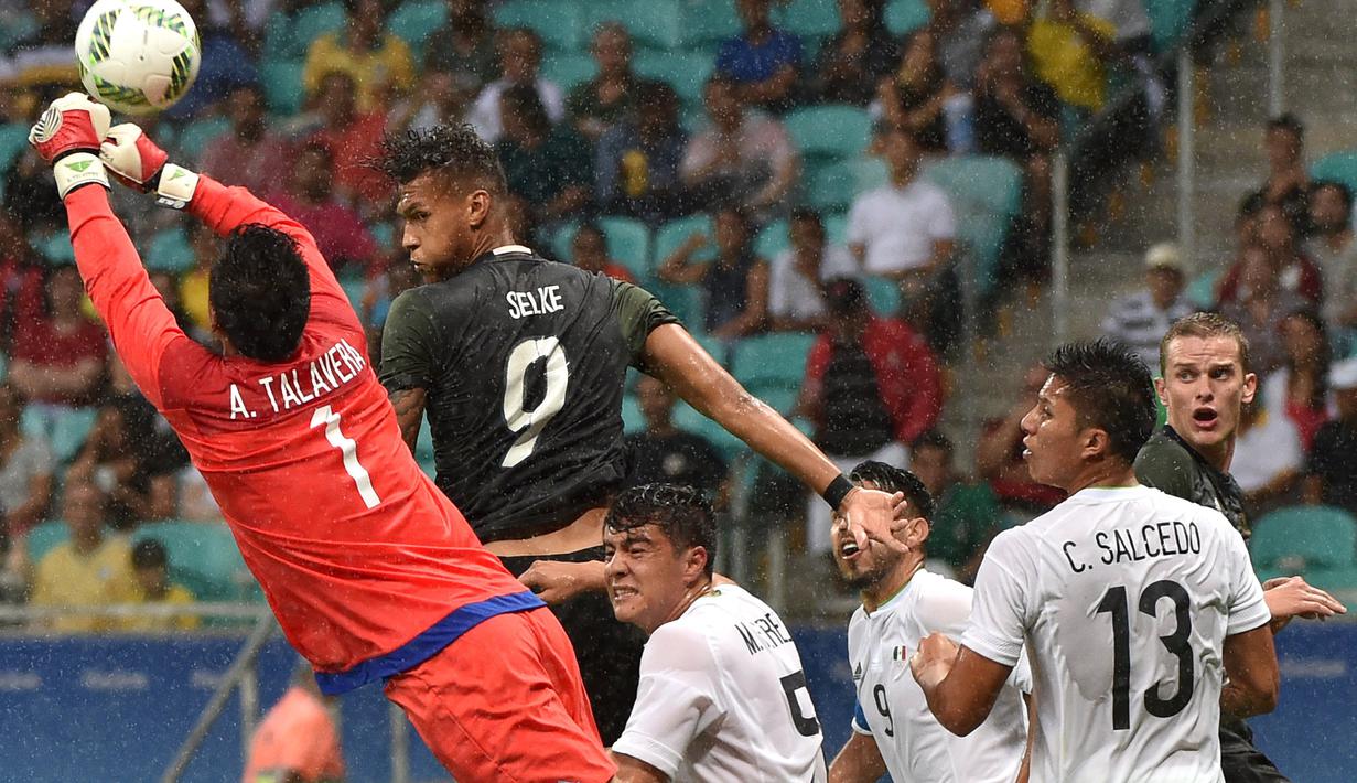 Kiper Meksiko, Alfredo Talavera, menghalau bola serangan pemain Jerman pada laga perdana Grup C Olimpiade Rio 2016 di Arena Fonte Nova, Jumat (5/8/2016) dini hari WIB. (AFP/Nelson Almeida)
