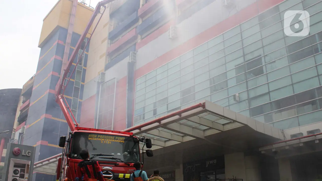 12 Jam Terbakar, Pemadaman Glodok Plaza Masuk Tahap Pendinginan