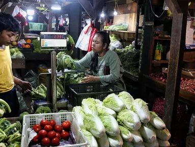 Warga berbelanja bahan kebutuhan pangan di Pasar Senen, Jakarta, Selasa (21/1/2025). (Liputan6.com/Angga Yuniar)