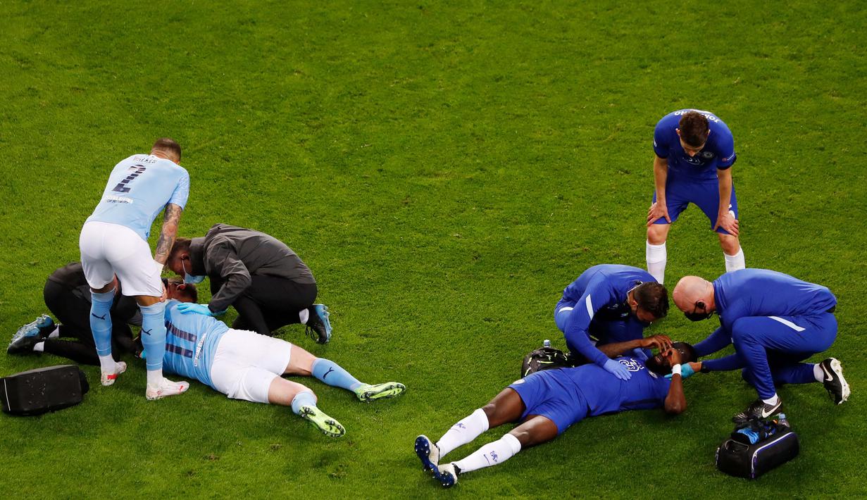 Kevin De Bruyne (kiri) dan Antonio Rudiger menjalani perawatan usai pelanggaran keras yang dilakukan oleh Antonio Rudiger dalam pertandingan Final Liga Champions antara Manchester City dan Chelsea. (Foto: AFP/Pool/Susana Vera)