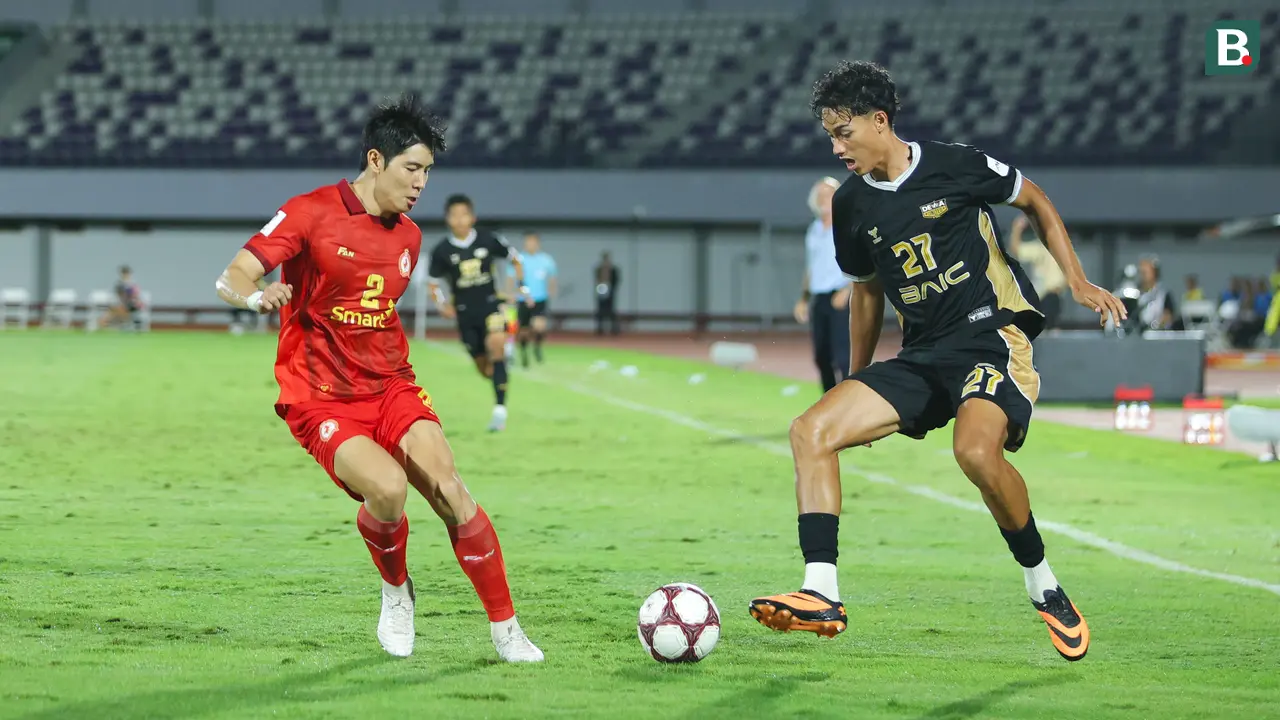 Dewa United melawan Phnom Penh Crown FC
