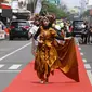 Para pedagang batik di Pasar Klewer Solo ikut memeriahkan Hari Batik dengan melakukan peragaan busana di catwalk dadakan di jalan depan pasar,Senin (2/10).(Liputan6.com/Fajar Abrori)