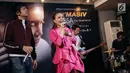 Suasana saat band D'Masiv bersama Rossa dan David NOAH tampil dalam launching single kolaborasi mereka di Jakarta, Senin (5/3). Ketiga musisi tersebut berkolaborasi di lagu terbaru mereka yang berjudul 'Pernah Memiliki'. (Liputan6.com/Faizal Fanani)
