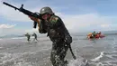 Anggota Pasukan Komando TNI beraksi dengan senjata saat latihan anti-teror di Pantai Kajhu, Banda Aceh, (22/11). (AFP PHOTO/Chaideer Mahyuddin)