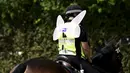Polisi wanita berkuda dengan menggunakan sayap peri tengah melakukan patroli di lokasi Festival Glastonbury, Worthy Farm, Somerset, Inggris, 25 Juni 2015.  (REUTERS/Dylan Martinez) 