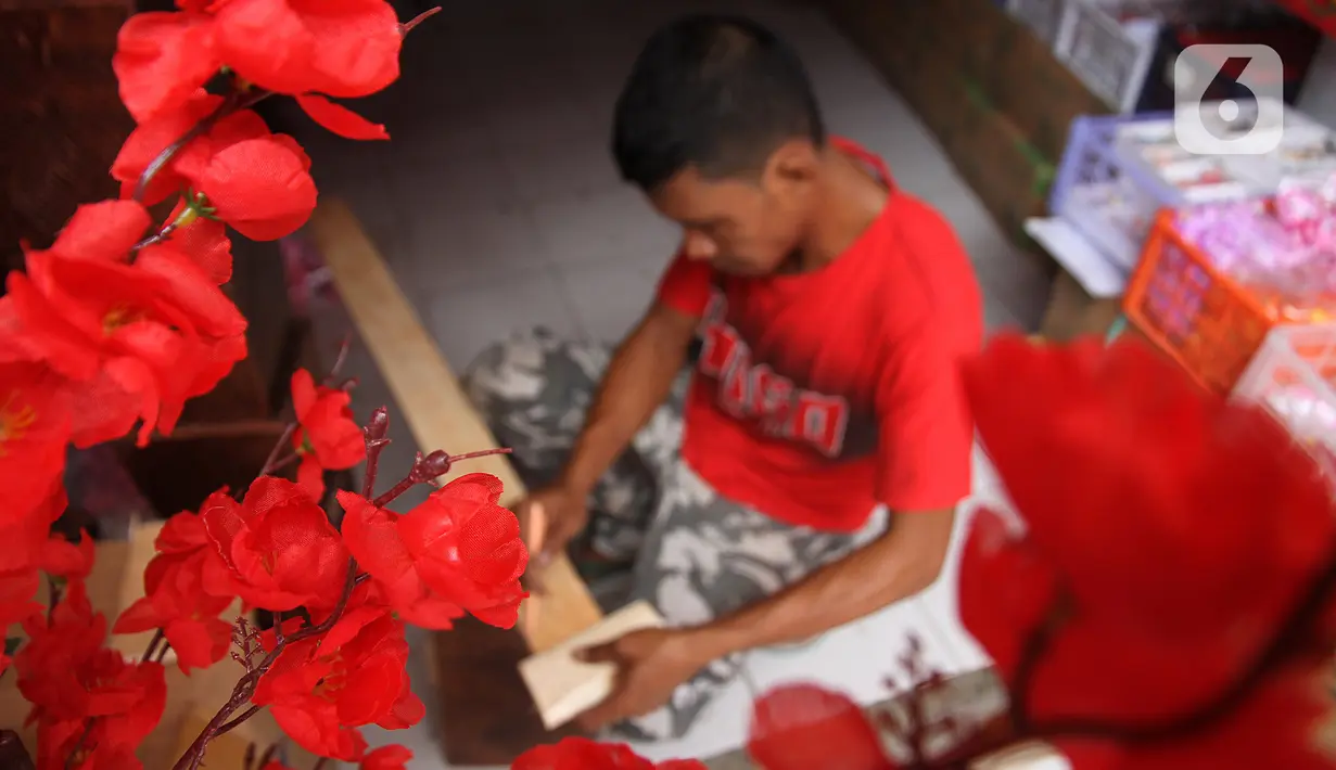 Bunga meihua terlihat dijual di kawasan Asemka, Jakarta, Selasa (21/1/2020). Bunga meihua dijual dengan harga Rp 200 ribu hingga Rp 2 juta tergantung tinggi pohon. (Liputan6.com/Herman Zakharia)