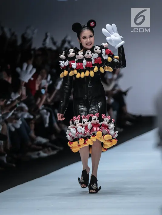 Artis Sandra Dewi mengenakan busana kolaborasi antara Disney dan Matahari pada Jakarta Fashion Week 2019 di Senayan City, Selasa (23/10). Dalam penampilannya, Sandra Dewi mengenakan busana dengan ornamen boneka Mickey Mouse. (Liputan6.com/Faizal Fanani)