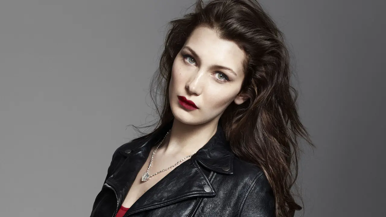 Setelah Revi Mariska, Ini Penampilan Bella Hadid Tanpa Bra di NY