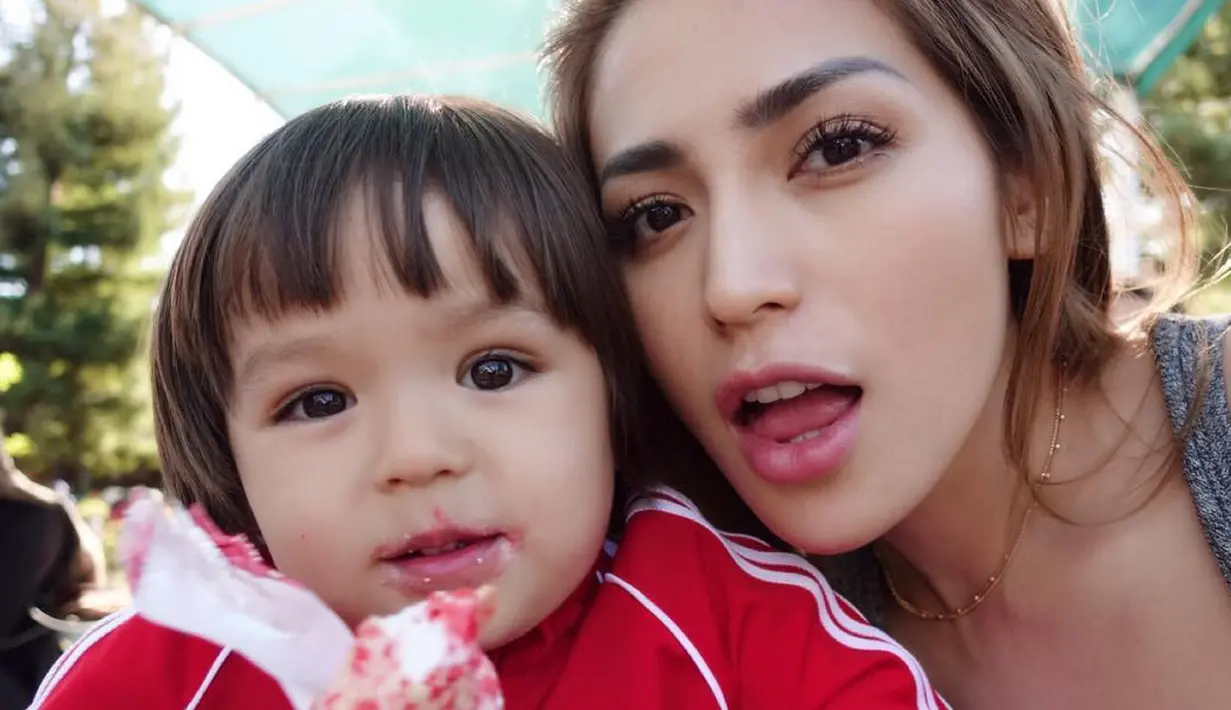 Meski begitu, Jedar tetap terlihat dekat dengan buah hatinya, El Barack Alexander. Seperti pemberitaan sebelumnya, Jedar selalu dipuji dalam hal mendidik anak sematawayangnya. (Instagram/inijedar)