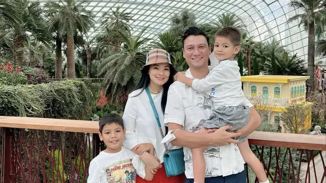 Tampilan Titi Kamal dan Keluarga saat Berlibur ke Singapura (Sumber: Instagram/titi_kamall)